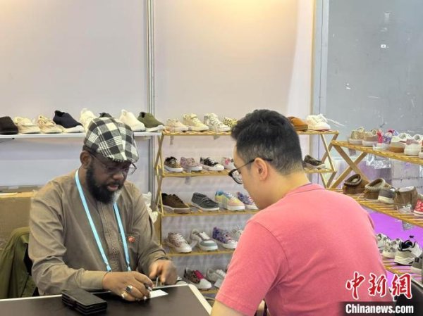 好牛配资 广交会观察：进口展区港澳创意产品人气旺