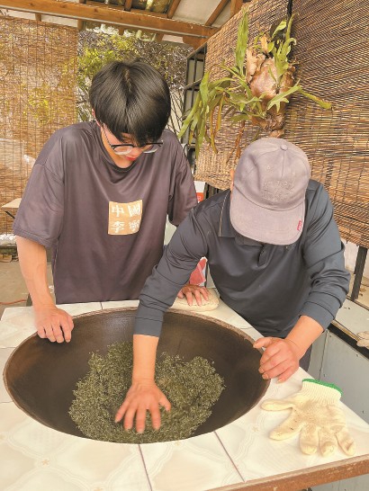 信康配资 西山三代炒茶人