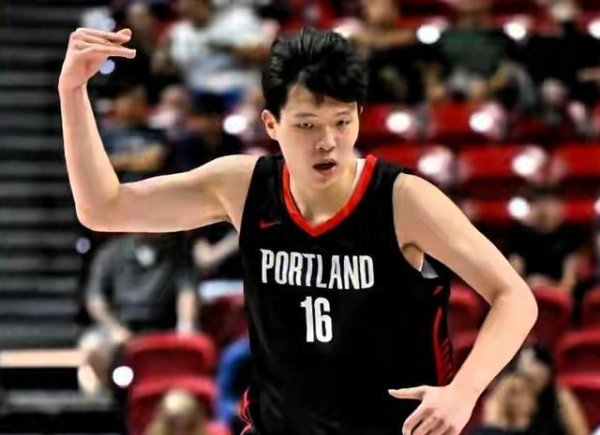 臻富配资 杨瀚森首秀9分钟，犯规3次惹争议，中国篮球真能靠他翻身？